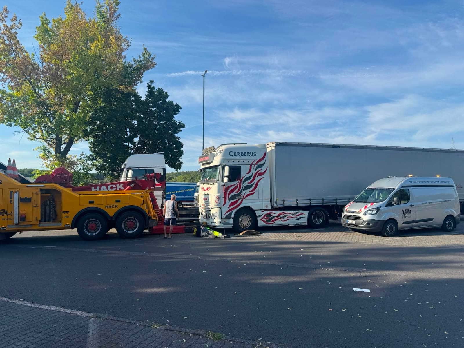 VB Service Einsatzfahrzeug leistet LKW-Pannenhilfe auf einem Rastplatz